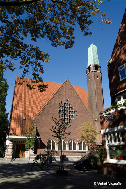 De Lutherkapel, volgens de wensen van Berlages Plan Zuid, gesitueerd op de hoek van een plein.
              <br/>
              Annemarieke Verheij, 2015-09-01